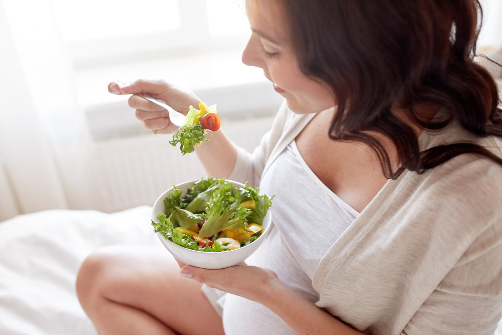 schwangere frau isst salat